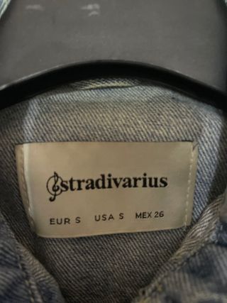 Cazadora vaquera azul con rotos de adorno