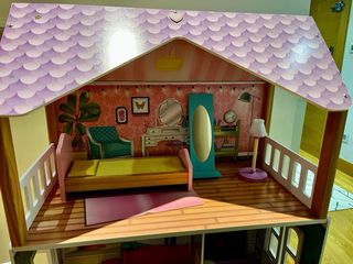 Casa de muñecas de madera de gran tamaño