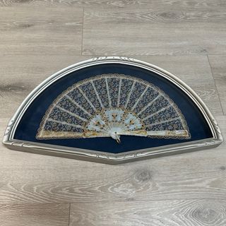 Abaniquera con abanico plata con terciopelo azul