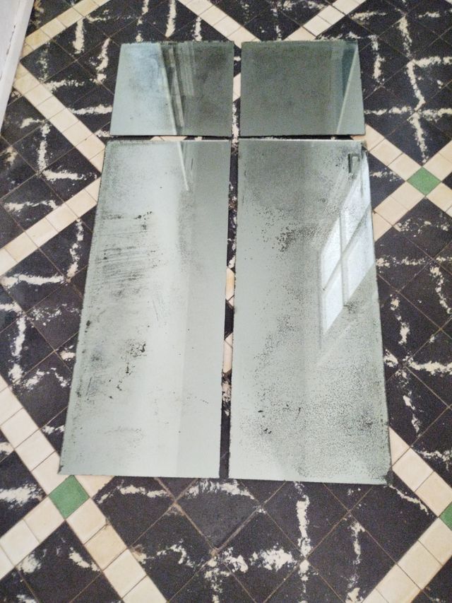 Juego de espejos desgastados antiguos