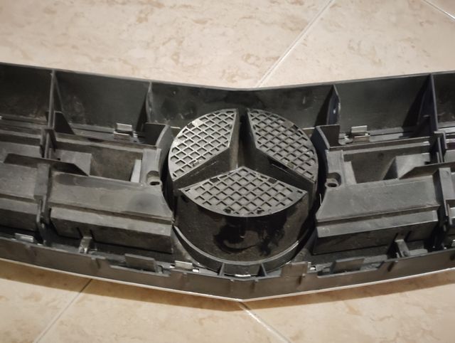 REJILLA FRONTAL MERCEDES CLK