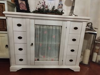 Preciosa cómoda madera maciza