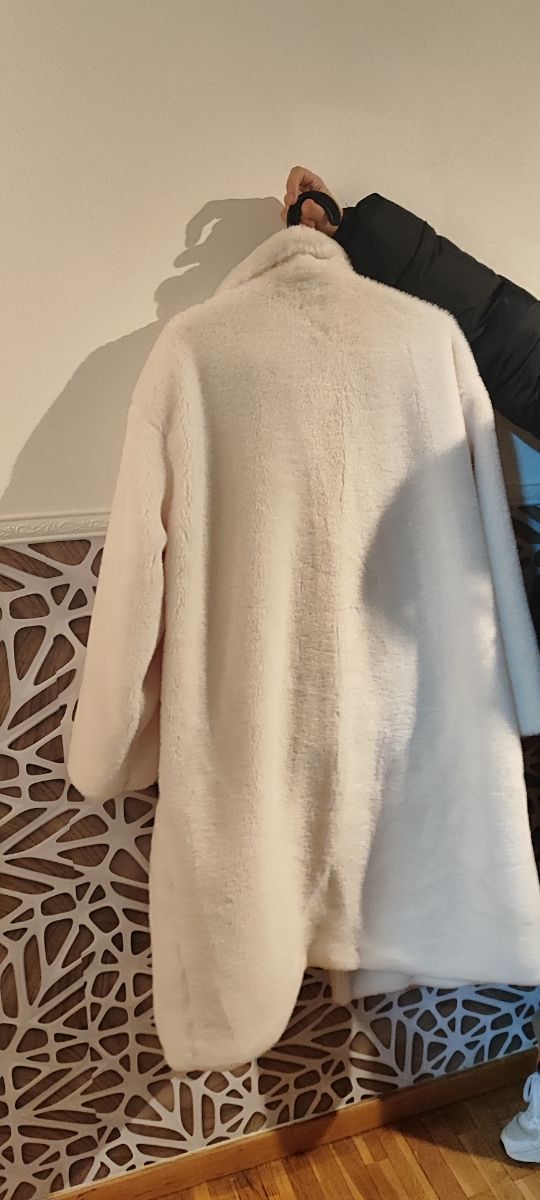 Abrigo blanco de mujer