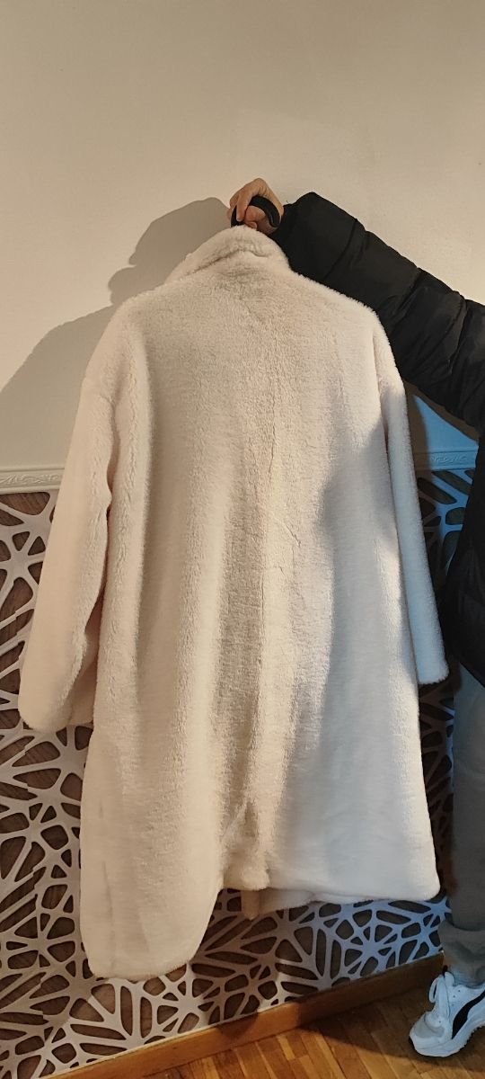 Abrigo blanco de mujer