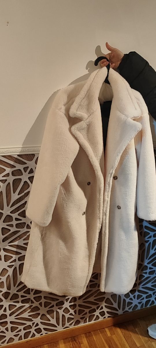 Abrigo blanco de mujer