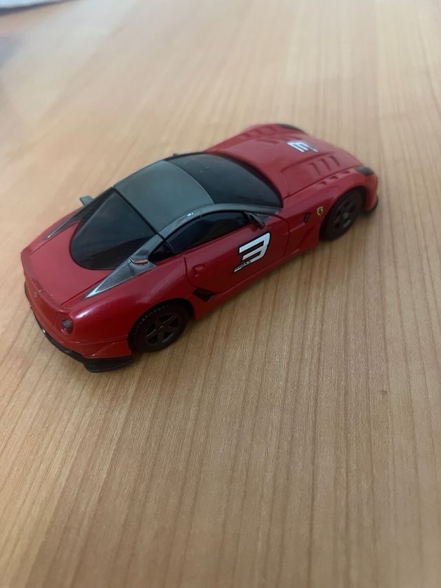 Ferrari 599XX RC con mando en forma de reloj