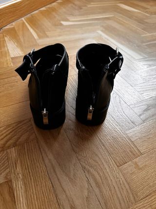 Botines negros abertura de Pull and Bear