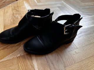Botines negros abertura de Pull and Bear