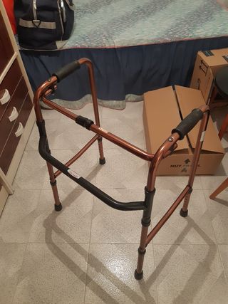 Andador para personas con movilidad reducida