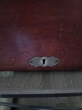 Antigua tapa para maquina de coser