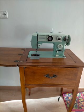 Máquina de coser con mueble