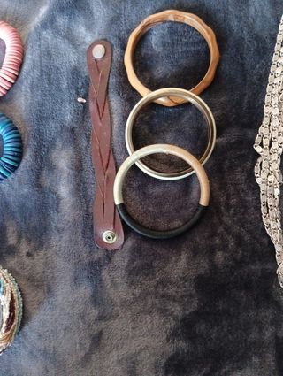 Pulseras y collar bisutería 