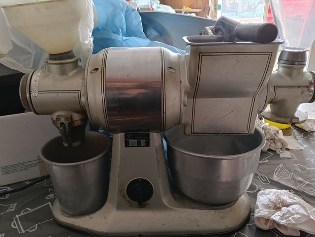 Macinatore pane formaggi pepe