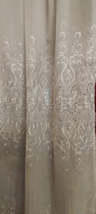 2 Cortinas de encaje bordadas en blanco
