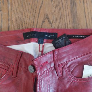 Guess pantalon de cuero granate