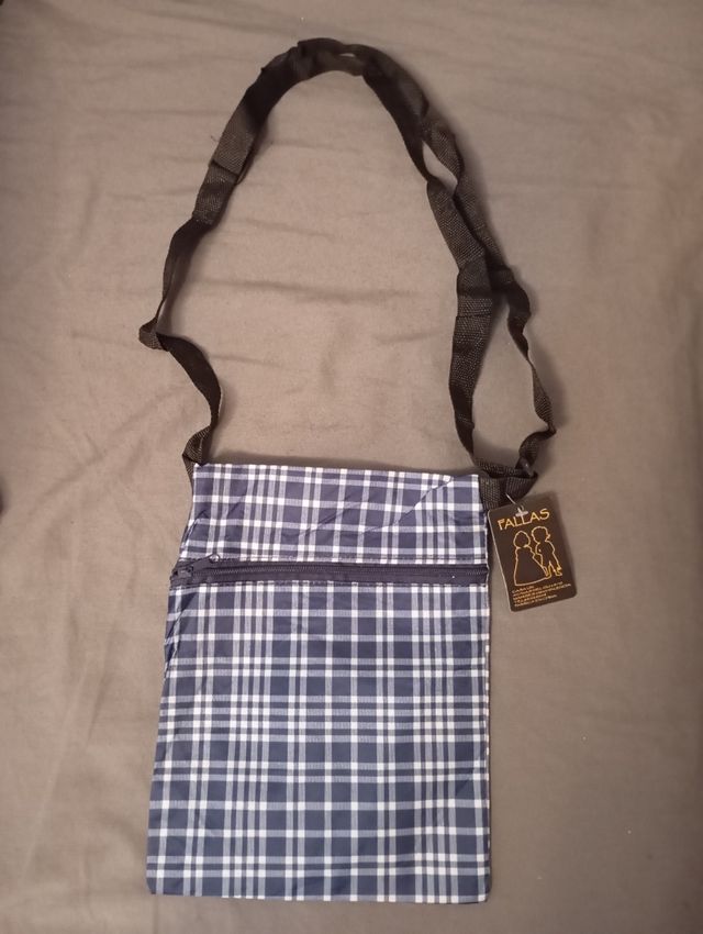 Vendo 8 bolsas tela , 2 con dibujo fallero