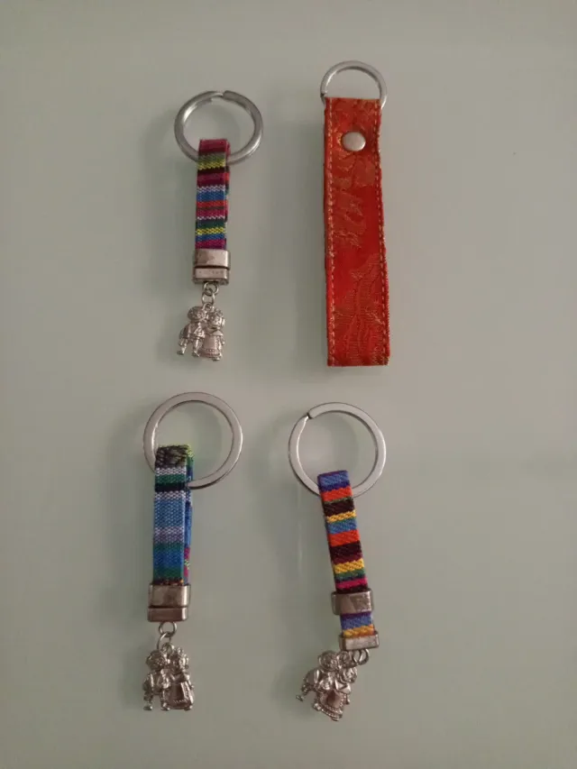 Vendo 4 pañuelos y 4 llaveros falleros nuevos.
