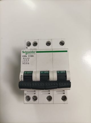 Schneider A9N17530 Interruttore Magnetot C40A 3P+N