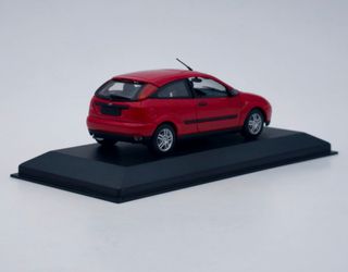 FORD FOCUS 3-DOOR SALOON 1996 RED 1:43 MINICHAMPS
