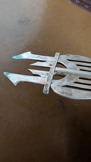 Antiguo tenedor para servir el pan