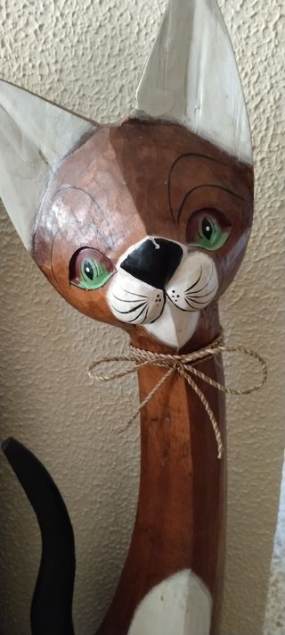 Figuras de gatos de madera