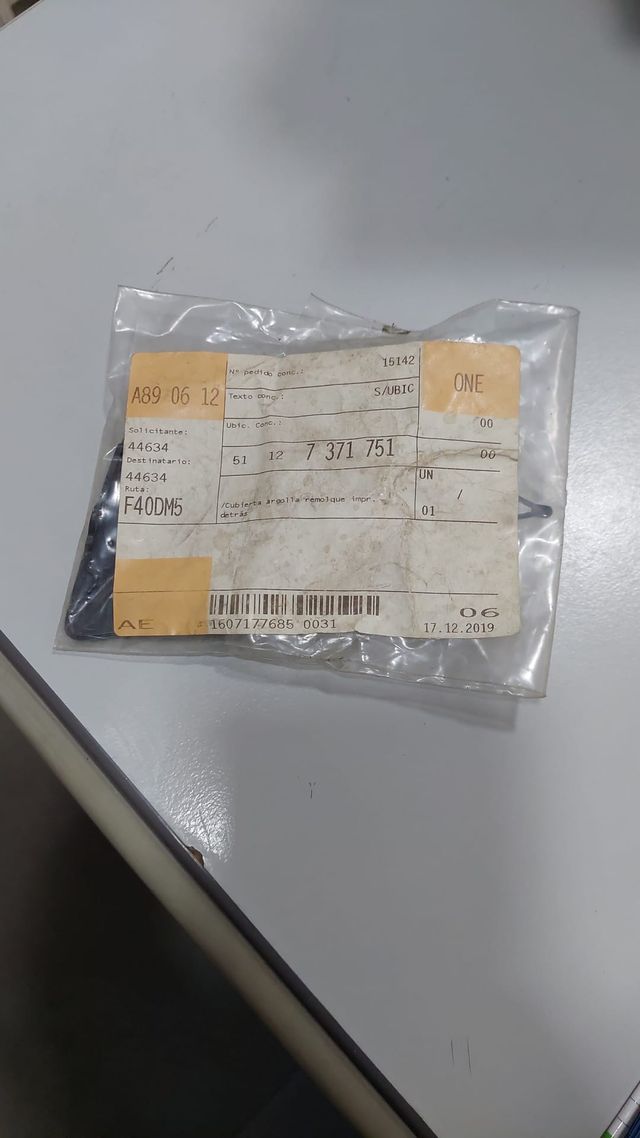 Tapa para gancho de arrastre parachoques trasero