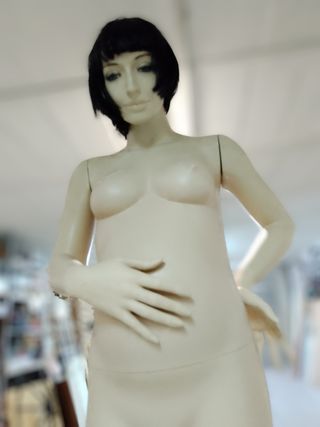 Maniquí embarazada