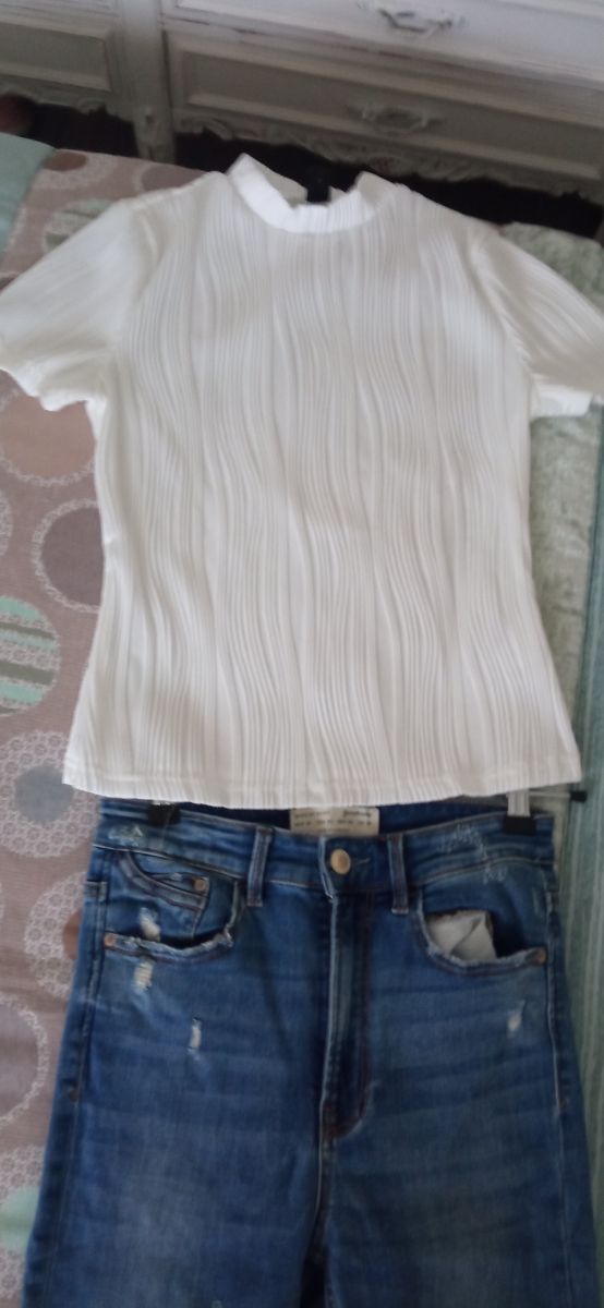 Conjunto camiseta blanca y vaquero skinn.

