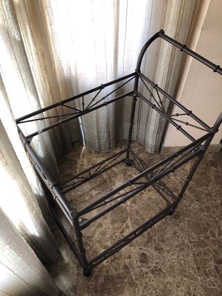 Camarera vintage hierro con ruedas pequeñas.