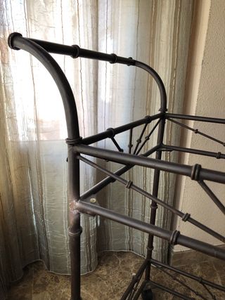 Camarera vintage hierro con ruedas pequeñas.