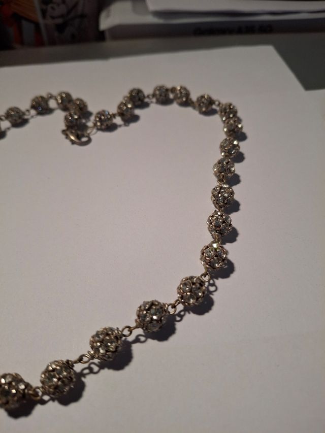 Girocollo con perline di brillantini