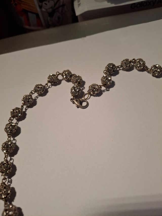 Girocollo con perline di brillantini