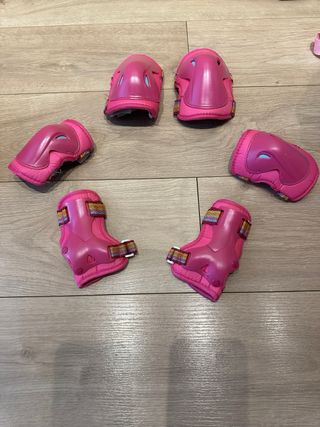 Conjunto Casco protecciones bici y patinaje niña