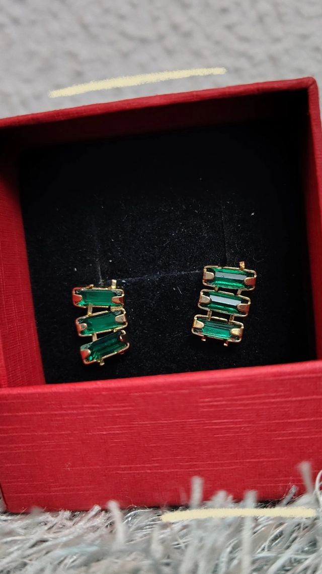 Pendientes dorados y verdes 