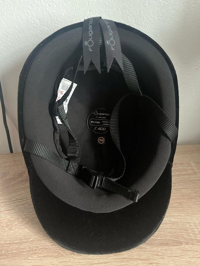 Cascos elegantes de equitación. El precio por unid