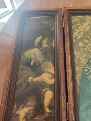 Antiguo tríptico con escenas religiosas