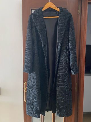 Abrigo negro de ASTRACAN de color negro