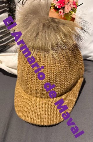 Gorra con pompón de zorro