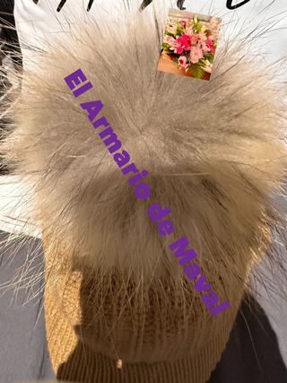 Gorra con pompón de zorro