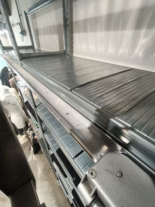 Scala scorrevole in acciaio con scaffalatura