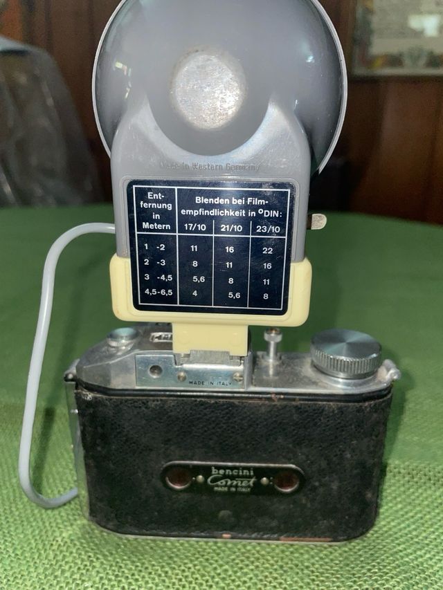 Fotocamera analogica Comet II Bencini con Flash