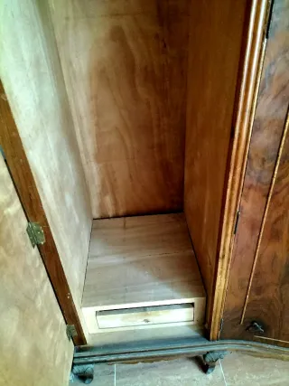 Urge vender  Armario clásico antiguo de madera