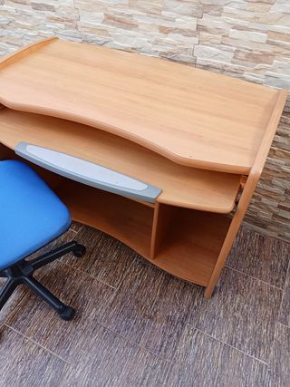 Mesa de estudio y silla