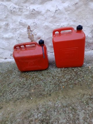 Hola guenas vendo garrafas de gasolina