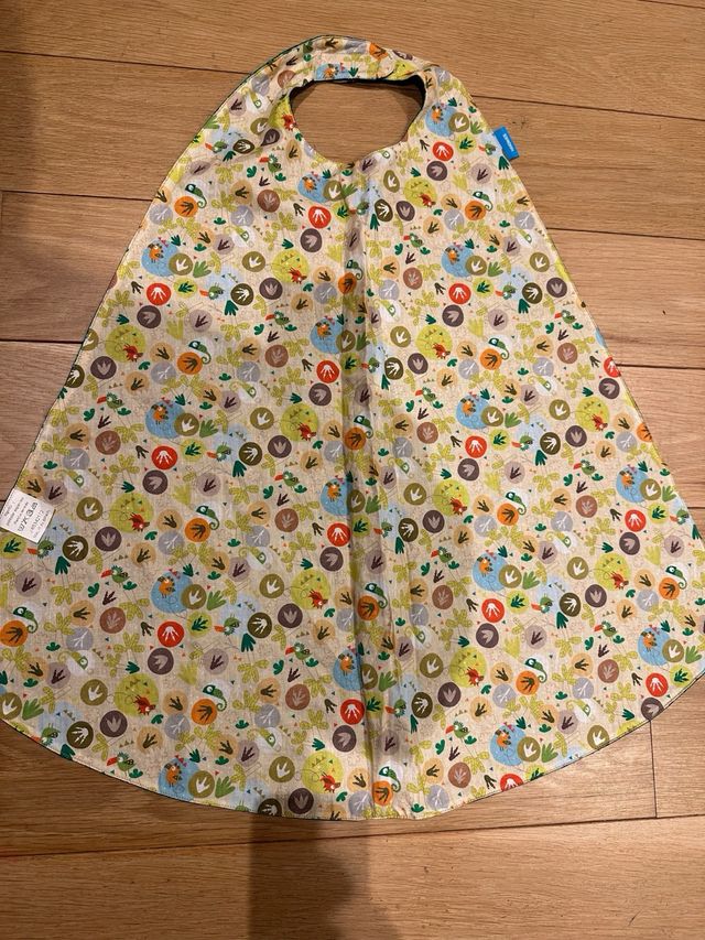 Capa disfraz dinosaurio