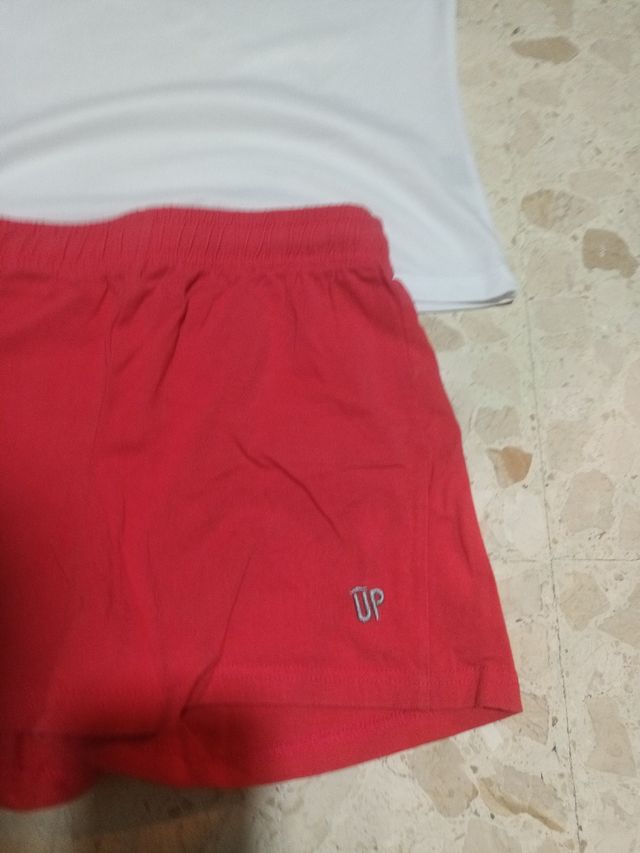 Camiseta y pantalón deportivo