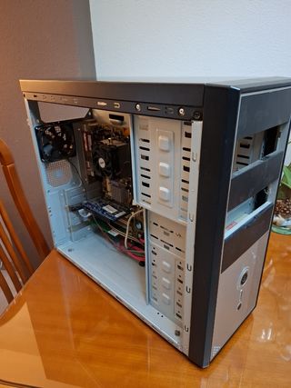 Torre de ordenador con placa base.