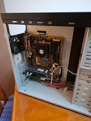 Torre de ordenador con placa base.