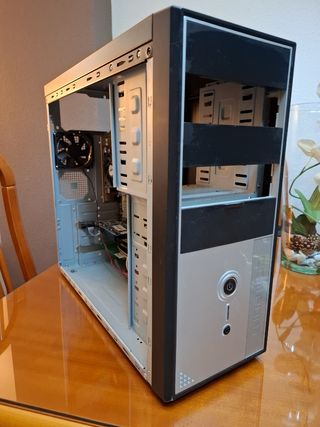 Torre de ordenador con placa base.