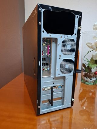 Torre de ordenador con placa base.